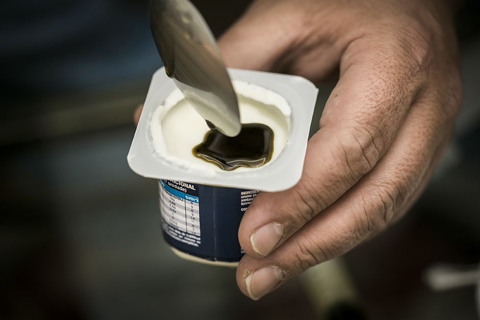 Pasta de canabidiol misturada com iogurte Folhapress