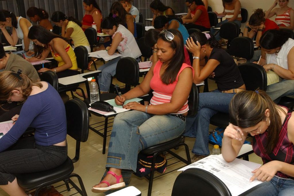 Projeto de lei prevê que concurseiros do DF façam provas perto de casa.
Iniciativa do deputado Ricardo Vale (PT) ampliaria acesso aos locais dos exames para os candidatos.