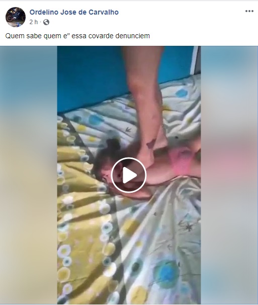 Viralizou na Web - Polícia tenta identificar, pela tatuagem, mulher que pisa em criança na cama 