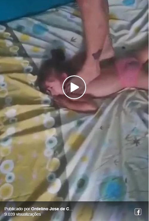 Viralizou na Web - Polícia tenta identificar, pela tatuagem, mulher que pisa em criança na cama 