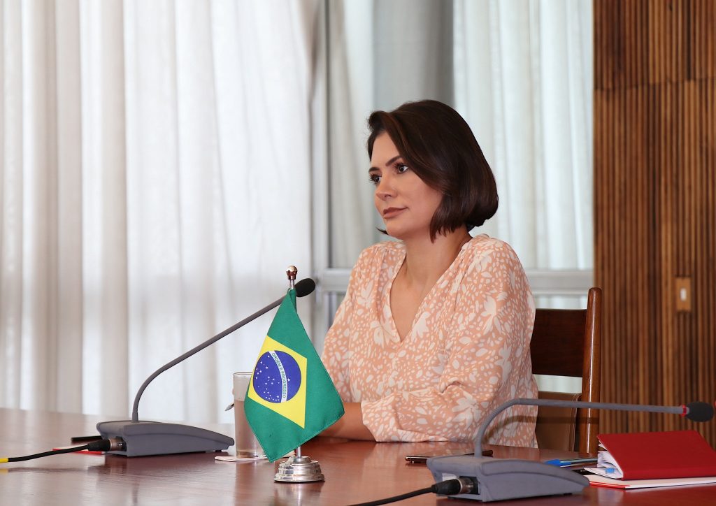 De um lado, temos Rosângela Lula da Silva, conhecida como Janja, esposa do atual presidente Luiz Inácio Lula da Silva (PT). Do outro, Michelle Bolsonaro, esposa do ex-presidente Jair Bolsonaro (PL).