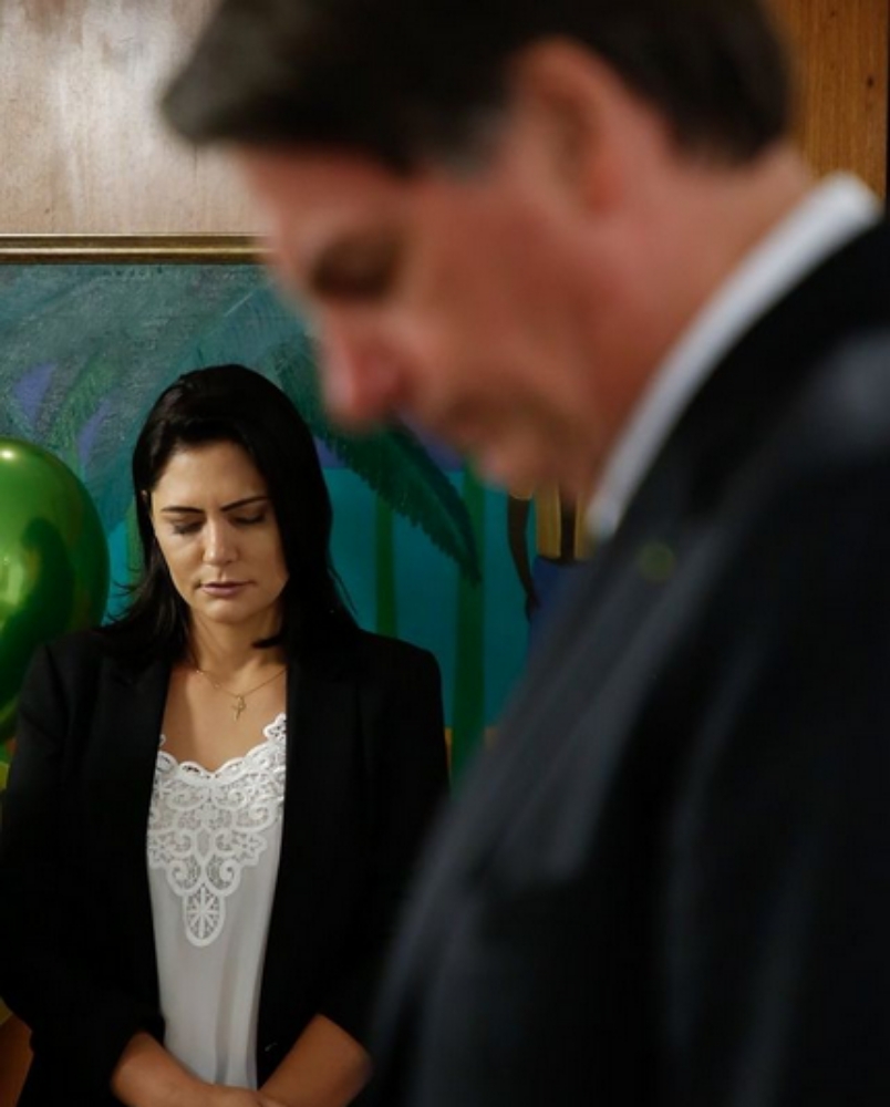 Jair Bolsonaro e a esposa Michelle Bolsonaro