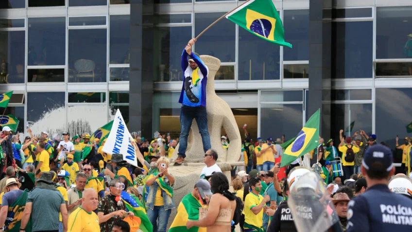 A Diferença Crucial entre Direita e Esquerda no Brasil: A Formação Política em Foco