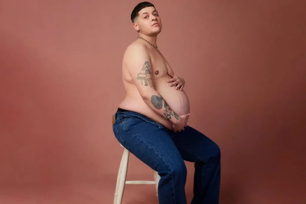 Capa de revista de moda com homem trans grávido provoca indignação.