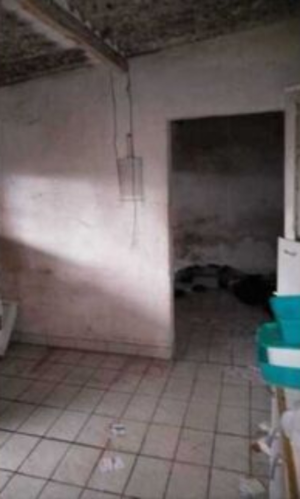 Médico preso em quarto e obrigado a usar drogas.