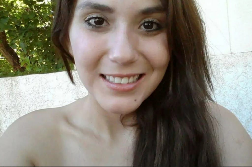 Mãe morta depois de ser atropelada por um cortador de grama - pedaços de seu corpo espalhados na grama.