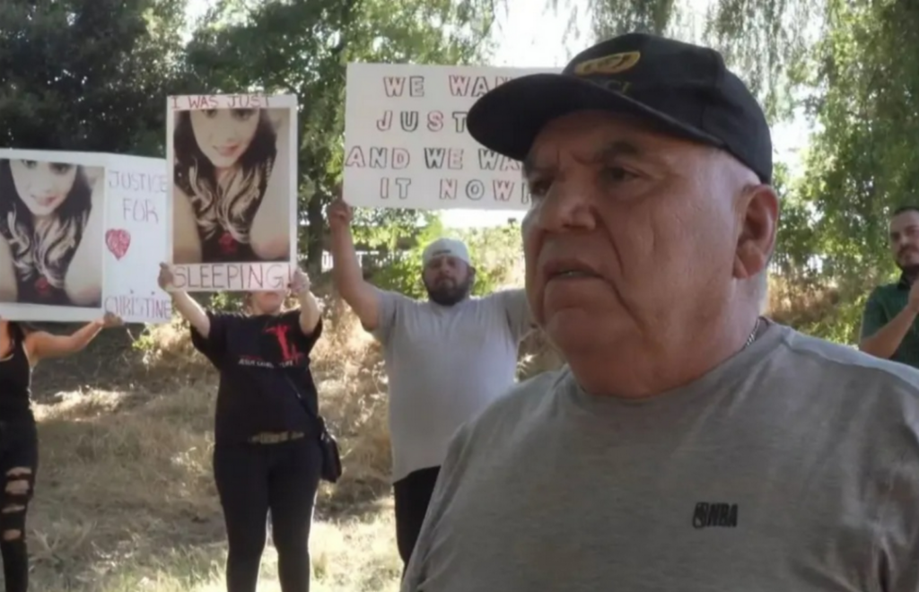 Pedaços de seu corpo espalhados na grama. 