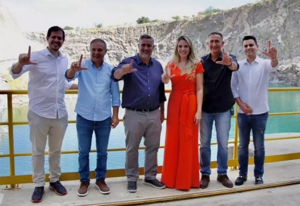 Deputado do PL, flagrado fazendo "L" gesto em referência a Lula, recebe convite de filiação do PT.