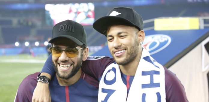 Pai de Neymar pagará fiança de Daniel Alves, a pedido do jogador, segundo jornais