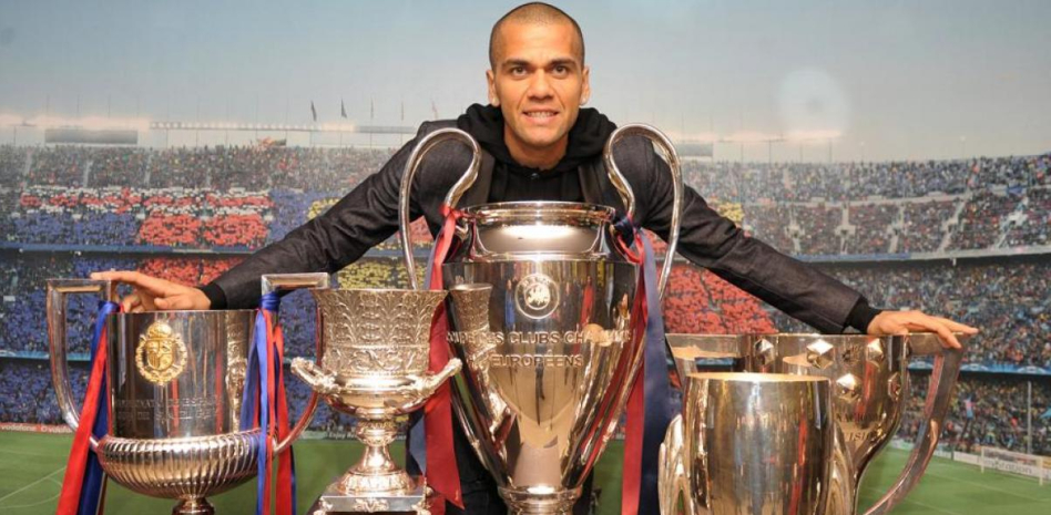 Daniel Alves posing with some of the trophies he won at Barça. Photo: Manel Montilla.