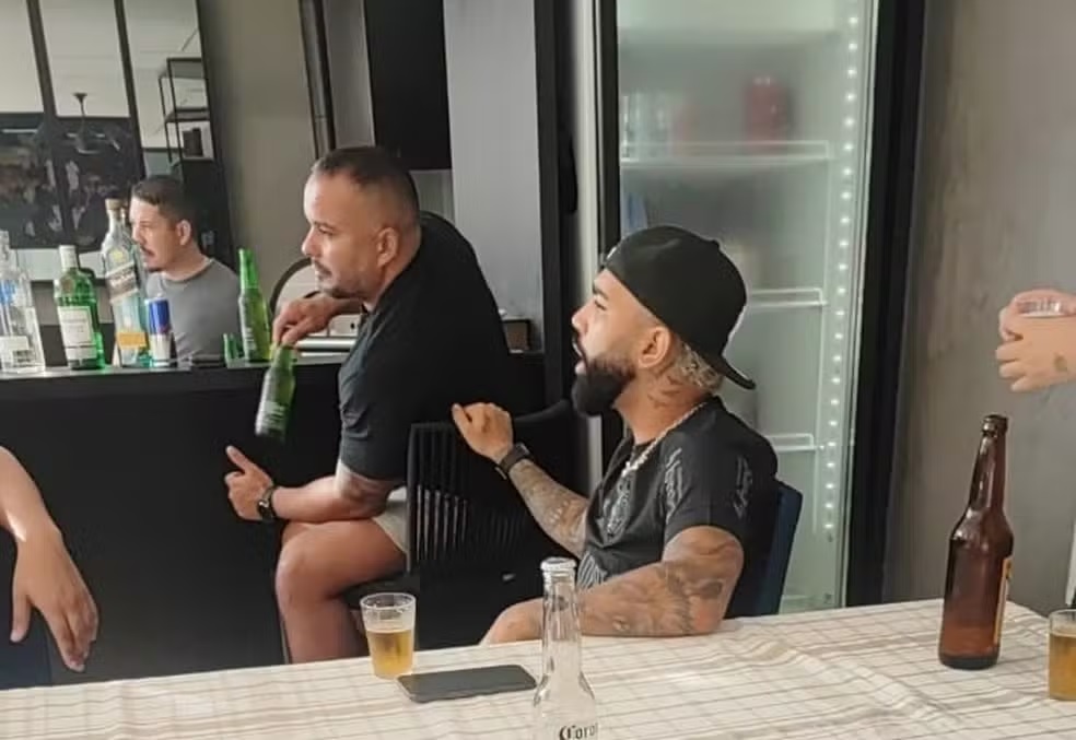 Gabigol é fotografado tomando cerveja com a camisa do Corinthians — Foto: Reprodução