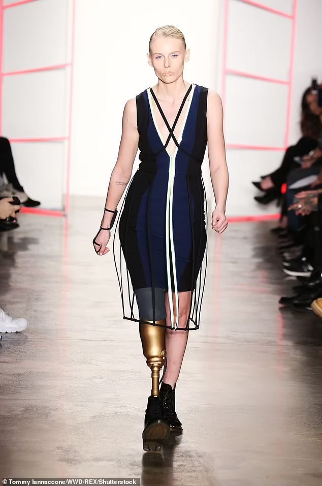 Embora sua vida tenha sido salva, os danos causados ​​pela gangrena aos membros de Lauren foram irreparáveis, e os médicos precisaram amputar sua perna direita, bem como os dedos dos pés e parte do calcanhar do pé esquerdo.