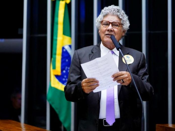 Chico Alencar recebe sugestão de internautas para ampliar proibição de publicidade de apostas em sites financiados com verba pública