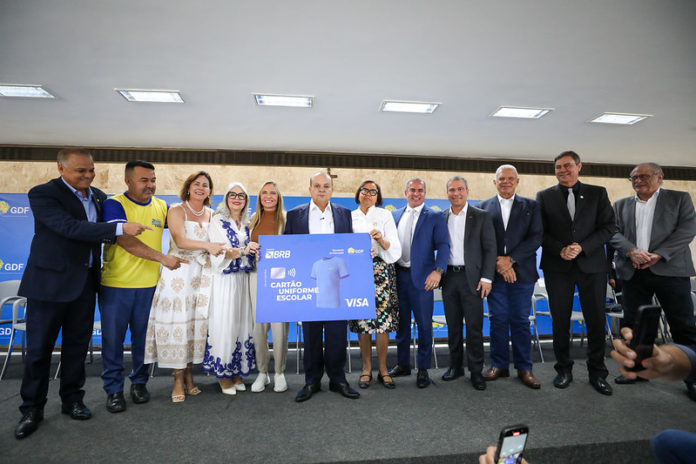 Ibaneis Rocha sanciona projeto de lei que cria o Cartão Uniforme Escolar no DF