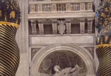 Vaticano: homem urina no altar da Basílica de São Pedro na frente de fiéis e turistas Vaticano