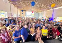 Vice-governadora é puxada para dançar com idosos e brinca: “Estou assustada com tanta energia!”