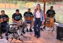 E quem disse que uma mulher não pode cantar, Berenice? Só os imbecis acham isso!