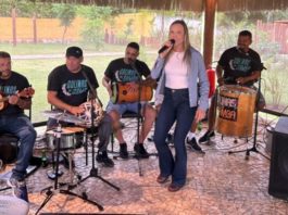 E quem disse que uma mulher não pode cantar, Berenice? Só os imbecis acham isso!