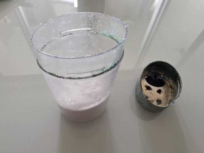 ALERTA: Saleiros cromados baratos escondem corrosão tóxica e podem contaminar