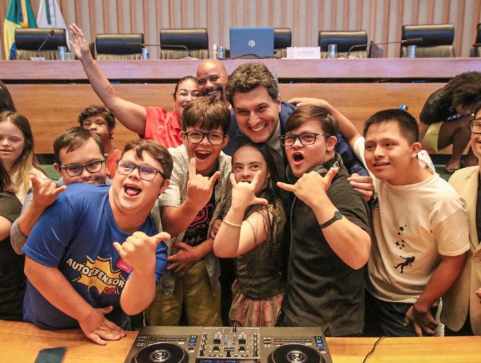 Do Teste do Pezinho ampliado ao apoio ao autismo: como Eduardo Pedrosa virou referência em leis que impactam o DF Do Teste do Pezinho ampliado ao apoio ao autismo: como Eduardo Pedrosa virou referência em leis que impactam o DF