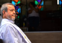 Padre acusado de estuprar 60 crianças de 3 e 11 anos é condenado à prisão