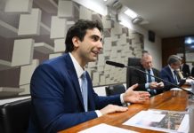 Presidente do Banco Central nega à CPI ter conversado com Moraes sobre o Banco Master