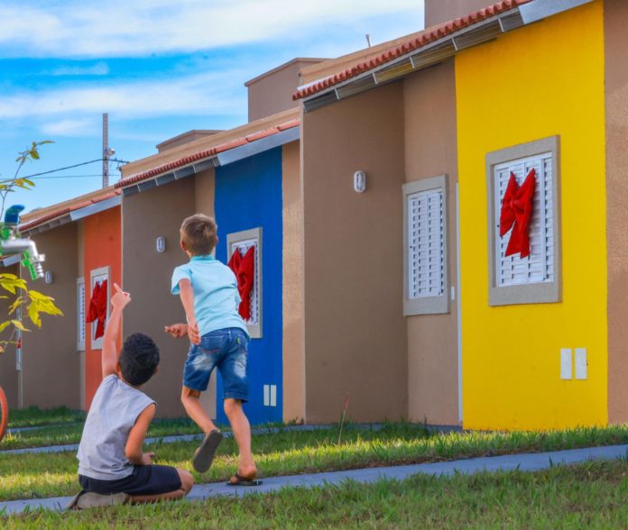 Com investimento de R$ 8,5 milhões, municípios de Faina e Guaraíta foram beneficiados, nesta terça-feira (02/06), com casas a custo zero do programa Pra Ter Onde Morar – Construção (Fotos: Remilsson Sales e Júnior Guimarães)