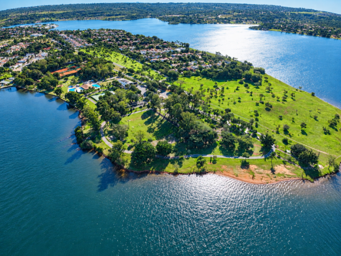 Parque Verde à Beira do Lago